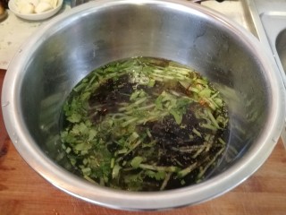 30、家庭版&肉三鲜混沌,调混沌汤：切好的黄瓜丝，紫菜，葱碎姜沫，香油，盐适量，最后加点椒盐放入烧好的开水里，鲜香美味的混沌汤就调好了。