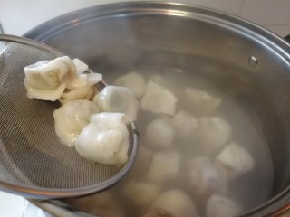 31、家庭版&肉三鲜混沌,混沌煮好了，开出来放进调好的汤里。