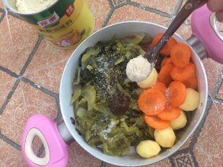 8、酸菜鱼,勺入两勺家乐鸡粉调味料