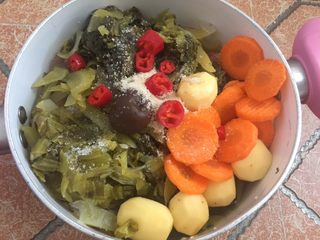 9、酸菜鱼,加入半个切小块的红辣椒