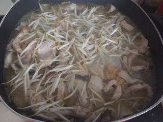 25、酸菜鱼,然后加入豆芽