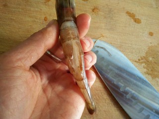 2、椒盐大虾,虾洗净去虾须、虾枪，开背去虾线。
