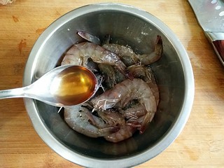 3、椒盐大虾,用少量盐和料酒将虾腌制15分钟。