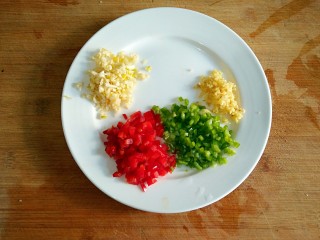 4、椒盐大虾,青、红椒切碎，姜蒜切末备用。