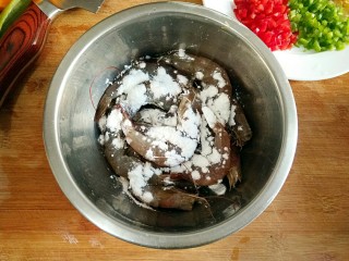 5、椒盐大虾,在腌制好的虾下锅炸之前裹一层薄薄的干淀粉。（这样炸出来的虾皮更脆）