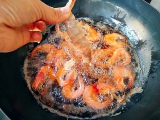 6、椒盐大虾,锅中适量的油烧热，虾下锅炸。