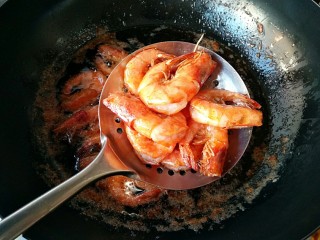 7、椒盐大虾,炸好的虾沥油捞出。