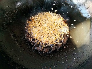 8、椒盐大虾,锅中留适量底油，放入姜蒜末爆出香味（可爆至蒜金黄）