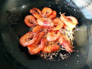 9、椒盐大虾,下入炸好的炸翻炒一下。