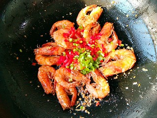 10、椒盐大虾,在放入青红椒碎，翻炒断生。