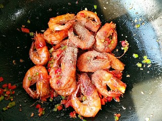 11、椒盐大虾,最后加入适量椒盐，翻炒均匀即可。