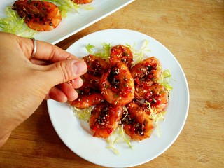 12、椒盐大虾,装盘后撒一点白芝麻，用苦菊装饰。