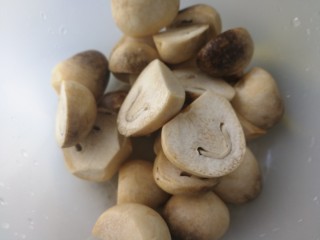 3、蚝油草菇炒芦笋,然后对半切开备用