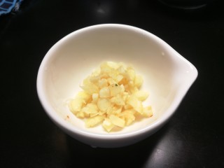 8、蚝油草菇炒芦笋,蒜切碎