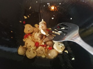 11、蚝油草菇炒芦笋,倒入草菇，多炒一下，这样可以充分激发出菌菇的香味，也避免没有炒熟而出现一些过敏症状。炒到这种状态油润浸润的感觉，像和田玉的感觉。