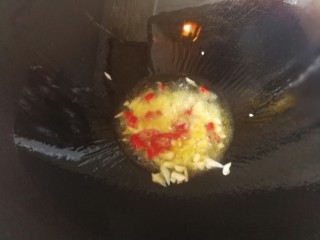 10、蚝油草菇炒芦笋,倒入小米椒和蒜末炒出香味