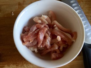 2、饭店里的明星菜系列➕干锅手撕包菜,后腿肉切薄片