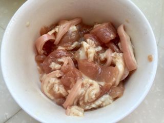 3、饭店里的明星菜系列➕干锅手撕包菜,加入适量料酒，少许五香粉，一点鸡粉，一点生抽，少许生粉拌匀，再加入少许食用油拌匀腌制