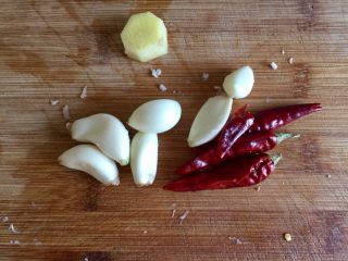 5、饭店里的明星菜系列➕干锅手撕包菜,蒜剥皮、姜去皮，与干辣椒清洗备用