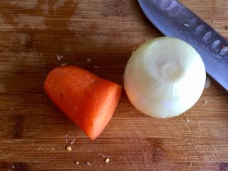 7、饭店里的明星菜系列➕干锅手撕包菜,胡萝卜削皮，洋葱去外皮，一同清洗备用