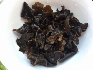 9、饭店里的明星菜系列➕干锅手撕包菜,木耳流动清水中揉搓清洗干净，撕成小朵备用