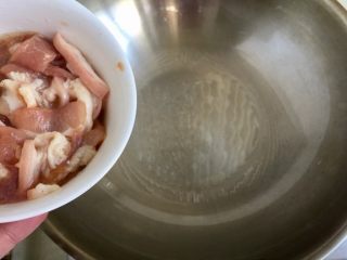 11、饭店里的明星菜系列➕干锅手撕包菜,热锅冷油，转一下锅，让油充分润或，加入肉片煸炒变色