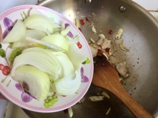 14、饭店里的明星菜系列➕干锅手撕包菜,加入洋葱丝，与姜蒜肉片同炒，煸炒出洋葱香味，洋葱变软