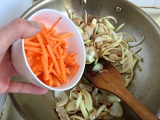 15、饭店里的明星菜系列➕干锅手撕包菜,加入胡萝卜丝煸炒半分钟