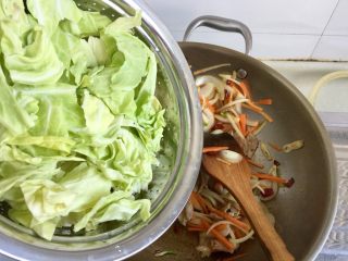 16、饭店里的明星菜系列➕干锅手撕包菜,转中大火，加入控水的包菜叶片，翻炒到包菜开始出水煸软