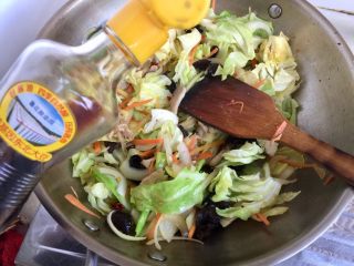 18、饭店里的明星菜系列➕干锅手撕包菜,加入一勺生抽，炒匀