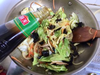 19、饭店里的明星菜系列➕干锅手撕包菜,加入一勺蚝油，翻炒均匀