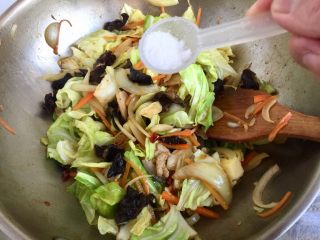 20、饭店里的明星菜系列➕干锅手撕包菜,加入少许白糖，炒匀