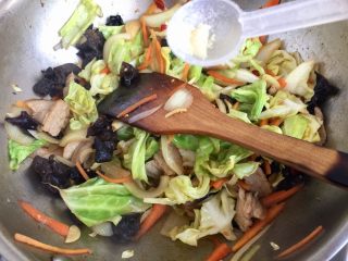 22、饭店里的明星菜系列➕干锅手撕包菜,这时包菜已经熟了，口感是比较爽脆的，喜欢吃更软烂点口感的，可以加盖小火再焖煮三四分钟。尝下咸淡，根据个人口味添加少许食盐，一点鸡精，翻炒均匀，即可出锅。