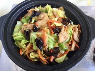 23、饭店里的明星菜系列➕干锅手撕包菜,把包菜盛入干烧锅中，小火加热两分钟，即可上桌