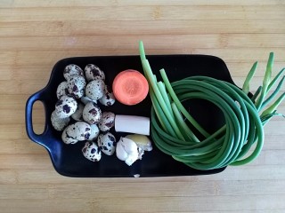 1、糖醋虎皮鹌鹑蛋,主材料备齐
