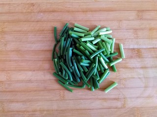 2、糖醋虎皮鹌鹑蛋,蒜薹洗净切2厘米小段