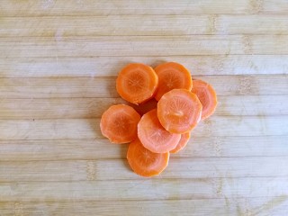 3、糖醋虎皮鹌鹑蛋,胡萝卜去皮横向切圆片，大约3㎜左右