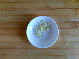 4、糖醋虎皮鹌鹑蛋,姜蒜切末