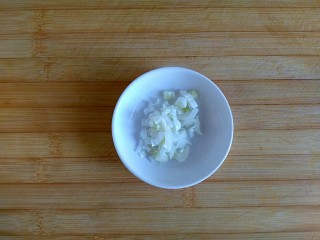 5、糖醋虎皮鹌鹑蛋,切葱花