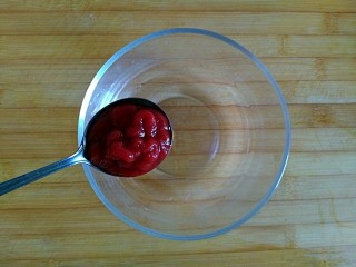 6、糖醋虎皮鹌鹑蛋,取一空碗，加入一勺番茄酱