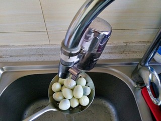 13、糖醋虎皮鹌鹑蛋,用清水冲洗表面壳碎，冲洗干净