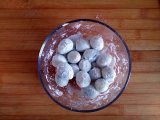 14、糖醋虎皮鹌鹑蛋,冲洗干净的鹌鹑蛋入事先备好的淀粉碗中裹满淀粉