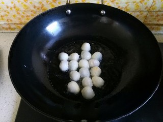 15、糖醋虎皮鹌鹑蛋,油热倒入裹满淀粉的鹌鹑蛋小火炸至表面出现一层虎皮