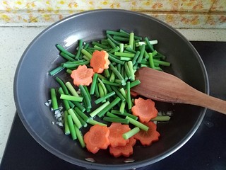 17、糖醋虎皮鹌鹑蛋,倒入蒜薹段和胡萝卜花片煸炒