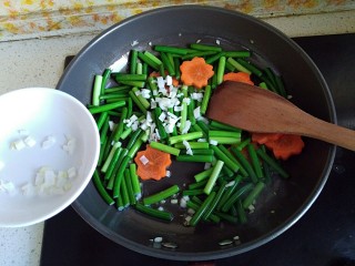 18、糖醋虎皮鹌鹑蛋,倒入葱花爆出香味