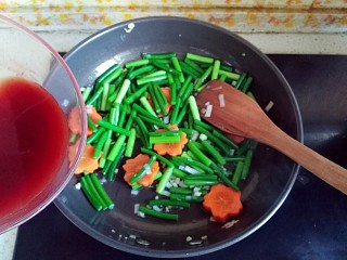 19、糖醋虎皮鹌鹑蛋,倒入事先调好的酱汁