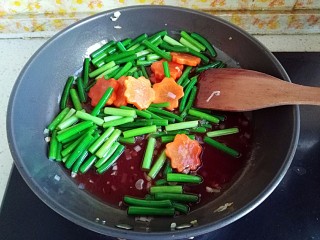 20、糖醋虎皮鹌鹑蛋,小火熬至酱汁出现气泡