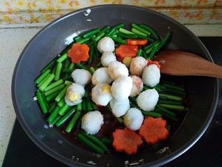 21、糖醋虎皮鹌鹑蛋,倒入鹌鹑蛋炒匀，使每个鹌鹑蛋都裹满酱汁即可出锅