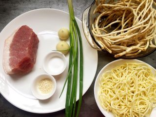 1、折耳根拌白肉,准备材料如图。