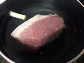 2、折耳根拌白肉,猪后腿肉洗净放入锅中，加适量清水，一节葱头、几粒花椒，一小块姜煮开，转小火将肉煮过心捞出。